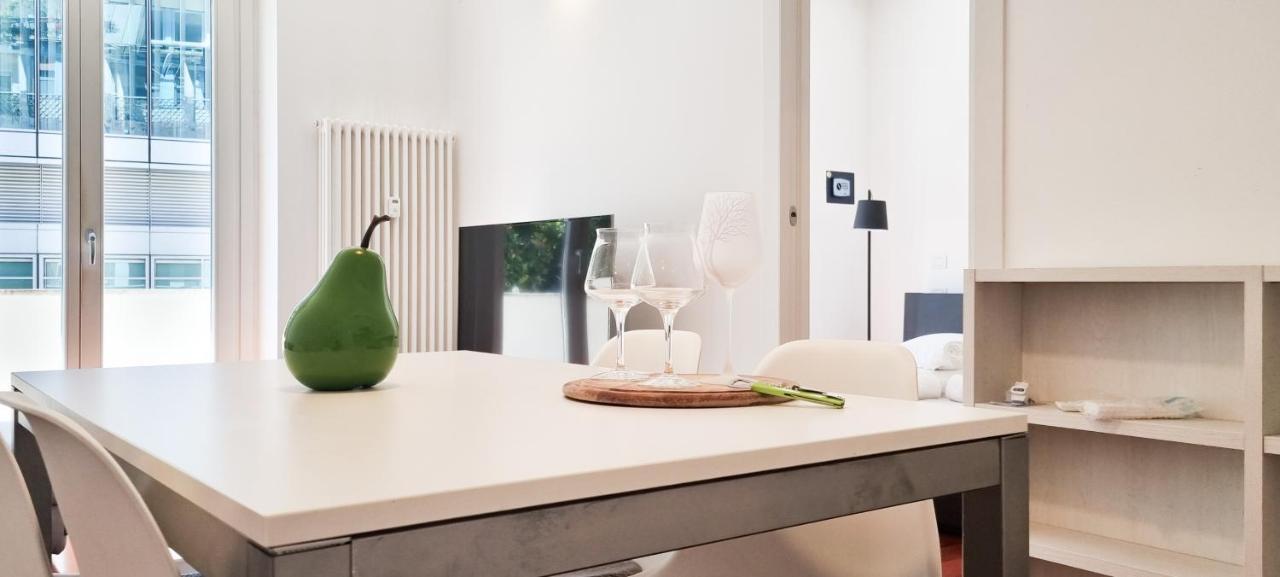 Joivy Superb Flat, 2 Balconies & Skyscrapers View Apartment Милано Екстериор снимка